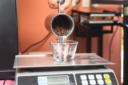 digital switcher weighing the exact coffee quantity for tasting
