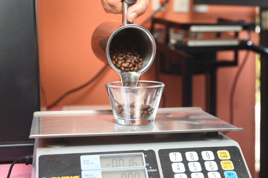 digital switcher weighing the exact coffee quantity for tasting
