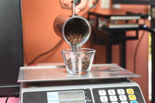 digital switcher weighing the exact coffee quantity for tasting
