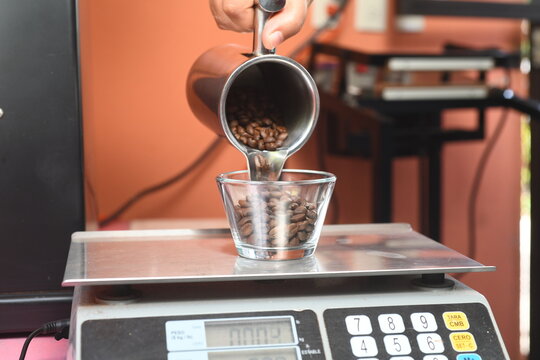 digital switcher weighing the exact coffee quantity for tasting

