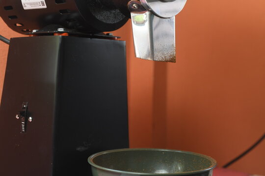 digital switcher weighing the exact coffee quantity for tasting
