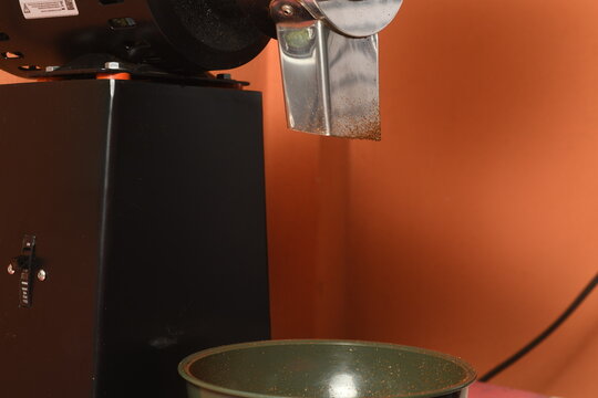 digital switcher weighing the exact coffee quantity for tasting
