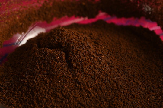 digital switcher weighing the exact coffee quantity for tasting
