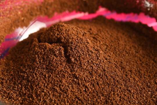 digital switcher weighing the exact coffee quantity for tasting
