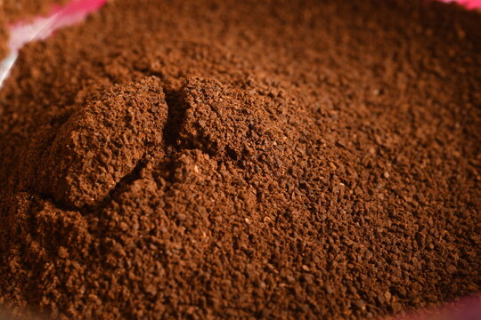 digital switcher weighing the exact coffee quantity for tasting
