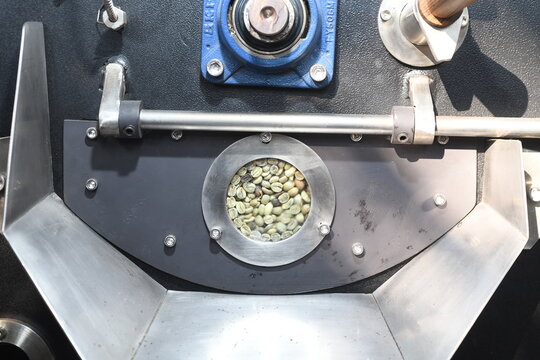 digital switcher weighing the exact coffee quantity for tasting
