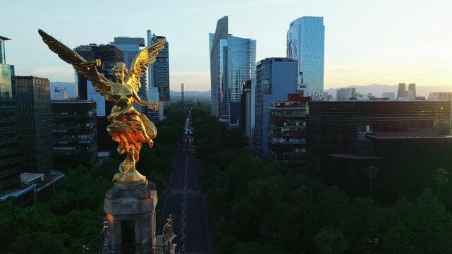 Vista a&eacute;rea del &Aacute;ngel de la Independencia sobre Reforma con edificios de fondo y luz dorada matutina