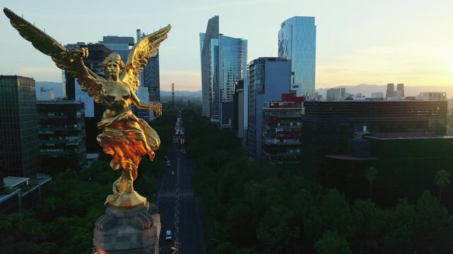 Vista a&eacute;rea del &Aacute;ngel de la Independencia sobre Reforma con edificios de fondo y luz dorada matutina