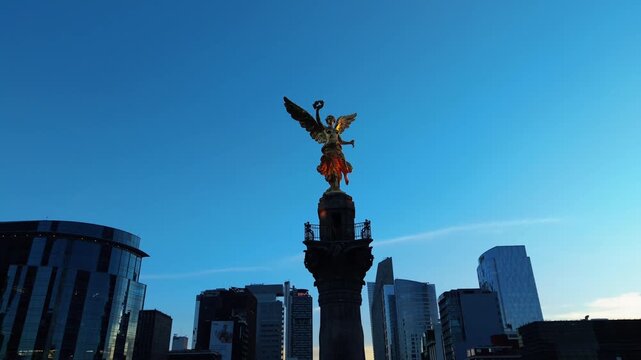 &Aacute;ngel de la Independencia al amanecer con skyline moderno de Ciudad de M&eacute;xico, toma a&eacute;rea con dron