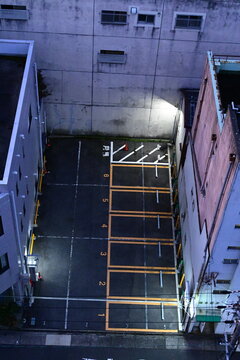 夜間の無人駐車場俯瞰