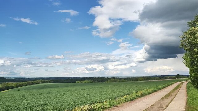 Sonne und Wolken &uuml;ber dem Erzgebirge im Fr&uuml;hling 