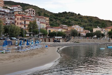 Fototapeta premium Pioppi - Spiaggia del lungomare dalla scogliera all'alba