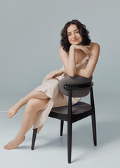 Naklejka premium A studio portrait of a beautiful girl with curly hair and a lovely smile 