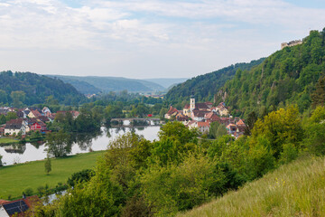 Fototapeta premium Kallmünz nit Blick auf die Naab und historischer steinerner Brücke