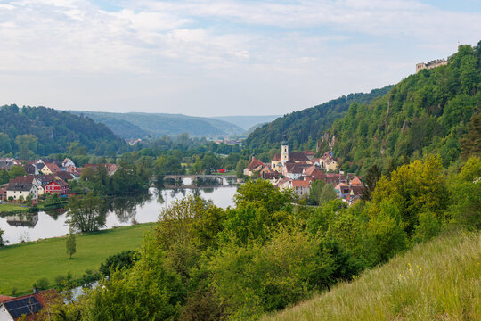 Kallm&uuml;nz nit Blick auf die Naab und historischer steinerner Br&uuml;cke