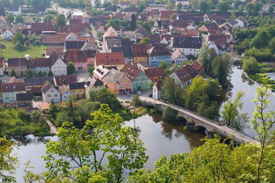 Kallm&uuml;nz nit Blick auf die Naab und historischer steinerner Br&uuml;cke