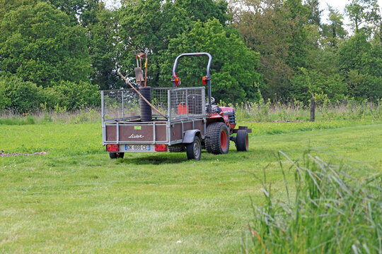 tracteur et sa remorque dans la campagne