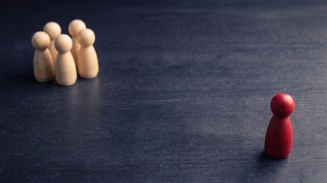 Social distance and exclusion in business organization, minimalist composition