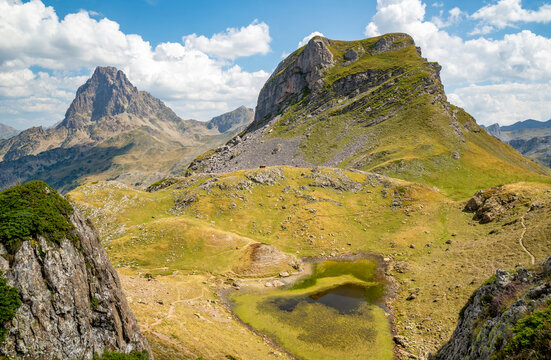 Vista del Pic du Midi d'Ossau (2,884 m) y el Pic Casterau (2,168 m), en el Valle de Ossau, departamento Pirineos Atl&aacute;nticos, Francia