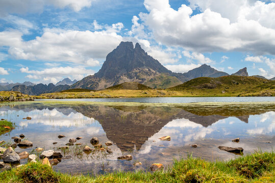 Vista del Pico de Midi d'Ossau y su reflejo sobre las aguas del Lac du Miey (1,094 m), en el Valle de Ossau, departamento Pirineos Atl&aacute;nticos, Francia