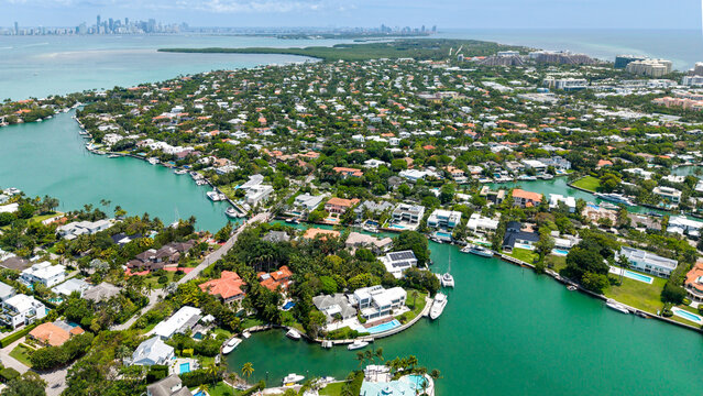 Aerial view of Key Biscayne Luxury Waterfront Paradise houses, with Miami Downtown in the background