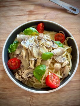 spaghettis bowl with mushrooms