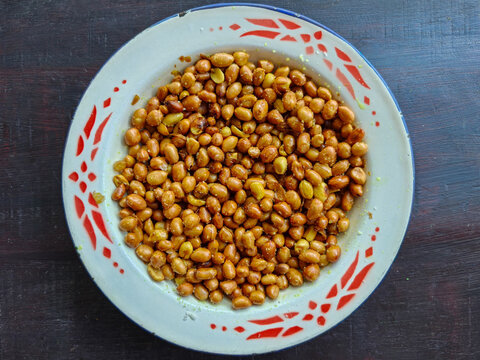 Top View of Crispy Fried Garlic Peanuts Served in a Traditional Vintage Enamel Plate