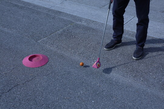 Joueur de mini-golf visant une cible au sol