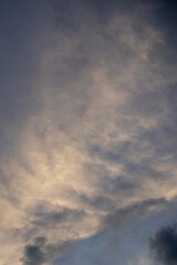 Obraz premium Wispy Clouds in Dusk Sky