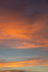 Obraz premium Vibrant Sunset Sky with Wispy Clouds