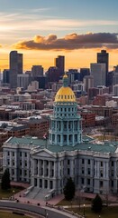 Obraz premium Ornate golden-domed capitol building in city skyline at sunset