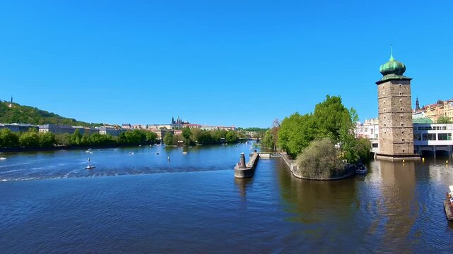 Moldau mit Br&uuml;cken und Uferpromenade in Prag, Karlsbr&uuml;cke, Stadtansicht mit historischer Architektur und blauem Himmel, Fluss, Skyline, Historische Architektur, Infrastruktur, Tourismus, Handel, Reise