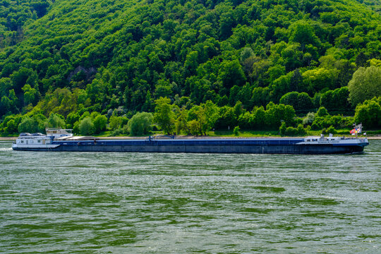 Assmannshausen Rhein, Deutschland &ndash; 02.05.2026: Das Deutsche Binnenschiff  SOMNIUM VIDERE auf dem RHEIN in H&ouml;he von Assmannshausen