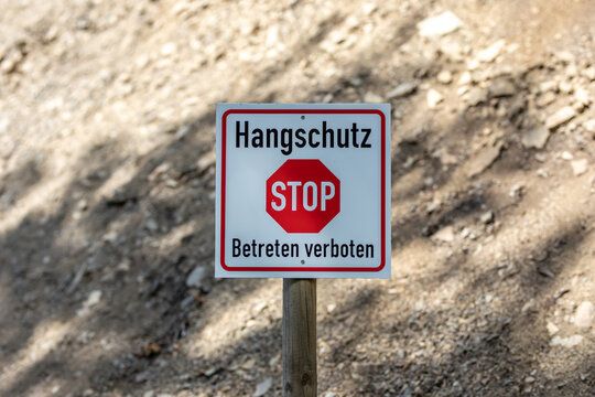 Hinweisschild mit Ausdruck STOP HANGSCHUTZ Betreten Verboten