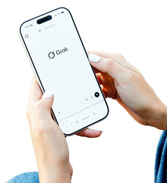 Tel&eacute;fono m&oacute;vil con App de Grok en pantalla, asistente de inteligencia artificial, 14 de mayo de 2026, en Buenos Aires, Argentina.