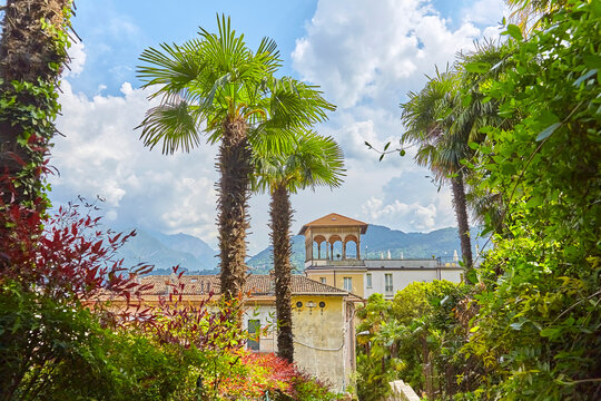 Sch&ouml;ner Blick auf eine Villa mit Park am Comer See.