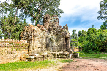 Fototapeta premium Angkor Thom victory gate entrance with Bayon faces