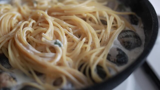 Gourmet seafood spaghetti with fresh clams in a white plate