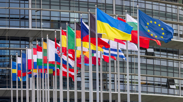 Flaggen europ&auml;ischer Staaten, der Ukraine und der Europ&auml;ischen Union vor dem Europ&auml;ischen Parlament in Stra&szlig;burg. 