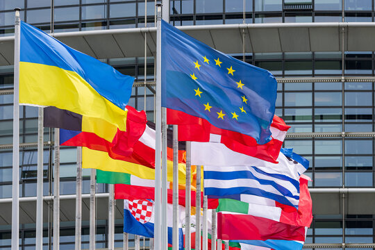 Flaggen der EU-Mitgliedstaaten sowie die Ukraine-Flagge und die EU-Flagge wehen vor dem Europ&auml;ischen Parlament in Stra&szlig;burg.