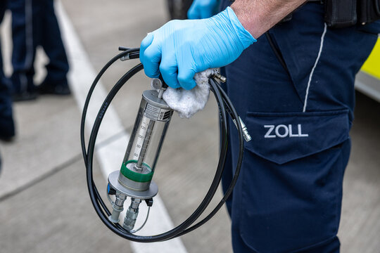 Eine Einsatzkraft des Zolls h&auml;lt ein Pr&uuml;fger&auml;t zur Kraftstoffkontrolle. Die Kontrolle dient der Feststellung, ob ein LKW mit Diesel oder unzul&auml;ssig mit Heiz&ouml;l betrieben wird.