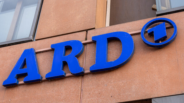 Nahaufnahme des blauen ARD-Logos mit dem &bdquo;Ersten"-Symbol an der Fassade des ARD-Hauptstadtstudios in Berlin-Mitte.