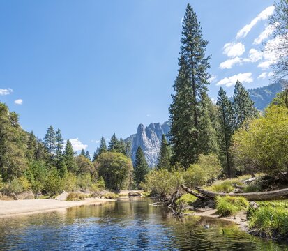 Merced River, Yosemite Valley, Yosemite National Park, UNESCO World Heritage Site, California, USA