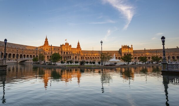Plaza de Espa&ntilde;a in the evening light with reflection in the canal, Sevilla, Andalusia, Spain