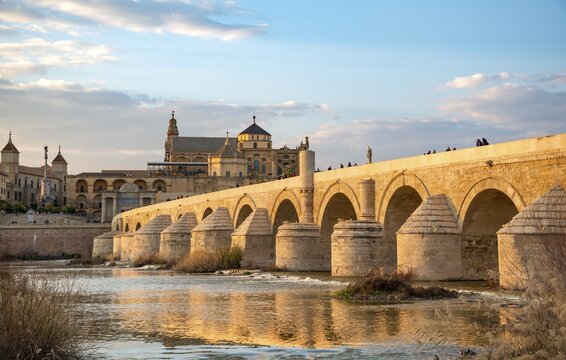 Puente Romano, Roman bridge over Rio Guadalquivir, behind Mezquita, Catedral de C&oacute;rdoba, Cordoba, Andalusia, Spain