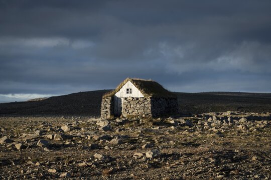 Old refuge at the pass on Steingr&iacute;msfjar&eth;arhei&eth;i, near H&oacute;lmav&iacute;k, Westfjords, Northwest Iceland, Iceland