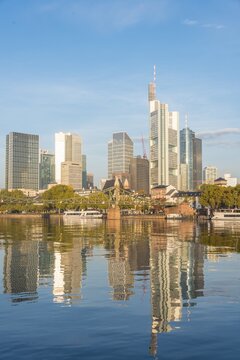 Iron footbridge over the Main, skyline, skyscrapers in the banking district in the morning light, Frankfurt am Main, Hesse, Germany