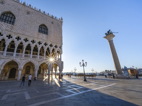 Doge's Palace with Sun Star in the Piazetta San Marco, Colonna di San Marco, St Mark's Square, Venice, Veneto, Italy