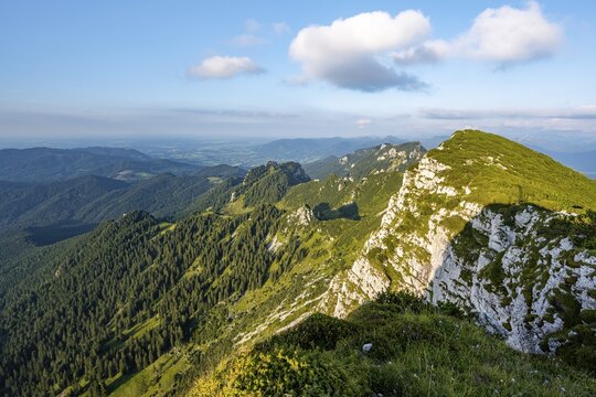 Break-off edge at the summit, view from the summit of Benediktenwand in the evening light, Bavarian Pre-Alps, Bavaria, Germany