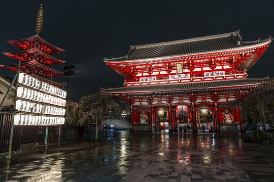 Night photo, Hōzōmon Gate and five-storey pagoda of Sensoji, Buddhist temple complex, Sensō-ji temple or Asakusa shrine, Asakusa, Tokyo, Japan